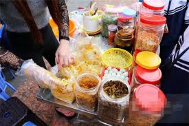 Nghi ngờ mực khô sợi không rõ nguồn gốc tại món bánh tráng trộn