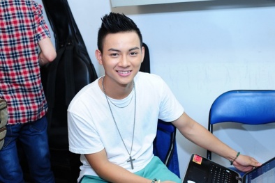 Hoài Lâm hát 'Em của ngày hôm qua' trong buổi họp fan đầu tiên