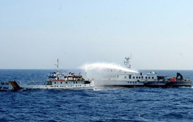 Tàu cá TQ hung hăng vây ép tàu ngư dân ta ra xa khu vực giàn khoan