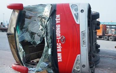 Xe Container đâm xe khách 33 người nhập viện