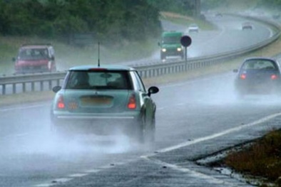 Cách lái xe an toàn trong mùa mưa bão