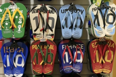 Dép xỏ ngón ăn theo World Cup