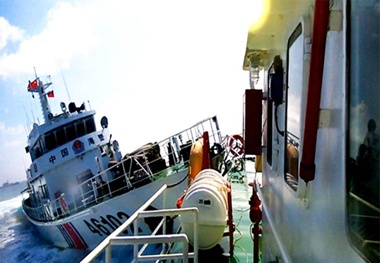 Tình hình Biển Đông hôm nay: Tàu pháo Trung Quốc ngụy trang áp sát tàu Việt Nam