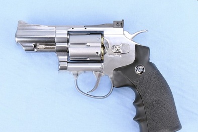 Mâu thuẫn trong Bar, thiếu nữ 17 tuổi rút súng Rulo thị uy