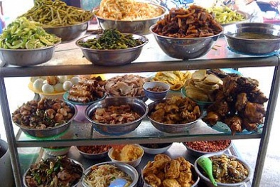 Cơm bình dân: Rẻ có chắc an toàn?