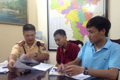 Xe cấp cứu dù náo loạn đường phố Hà Nội