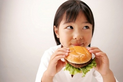 Đồ ăn nhanh làm tổn thương não của trẻ em