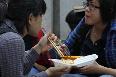 Đồ dùng một lần: Tiện 1 hại 10