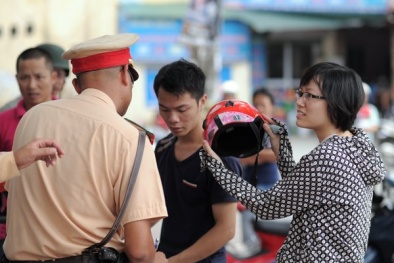 Cận cảnh các loại mũ không phải mũ bảo hiểm bị cảnh sát giao thông xử phạt