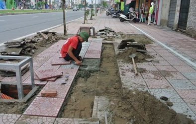 Cải tạo vỉa hè Hà Nội: Vừa lãng phí, vừa gây bức xúc