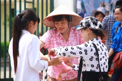 Ngày thi đầu tiên nắng nóng 36-38 độ, thí sinh khó nhọc