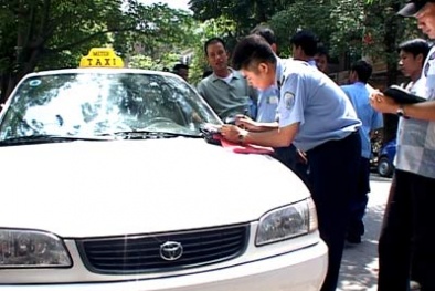 Bát nháo taxi dù trên địa bàn Hà Nội