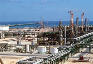 Giá dầu thô thế giới liên tục giảm
