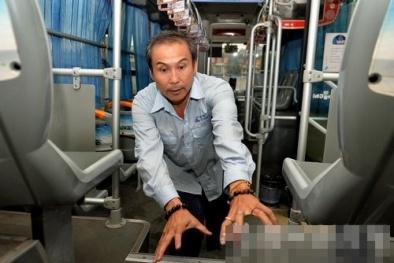 Cô gái bị hiếp trên xe buýt, khách ngó lơ