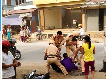 Xuất hiện Clip ghi cảnh nam thanh niên bị CSGT Thanh Hóa hành hung