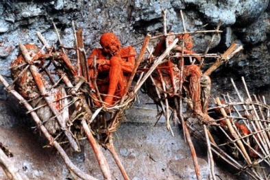 Rùng rợn những xác ướp hun khói trên vách núi