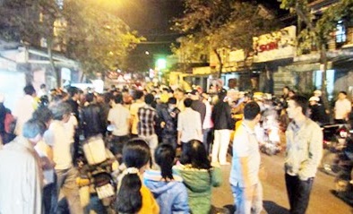 Cảnh sát giao thông bị nhiều người vây đánh