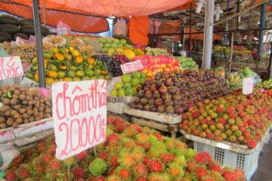Chợ Sài Gòn tràn ngập trái cây giá rẻ