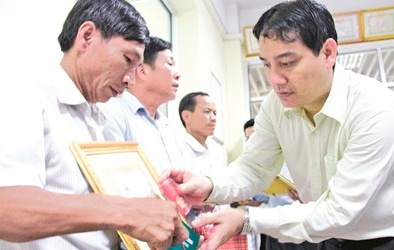 Vụ rơi trực thăng ở Hà Nội làm 18 người chết: Nước mắt những người cha