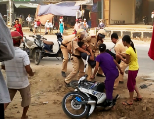 Cảnh sát giao thông hành hung dân giữa ban ngày: Đâu là sự thật?