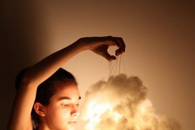 Độc đáo chiếc đèn hình đám mây tạo sấm sét