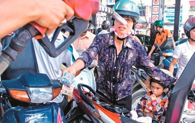 Giá xăng Việt Nam cao hơn ở Mỹ 4000đồng/lít: Chuyên gia kinh tế nói gì?