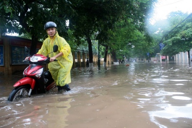 Tin mới nhất về bão số 2: Hà Nội chìm trong biển nước 