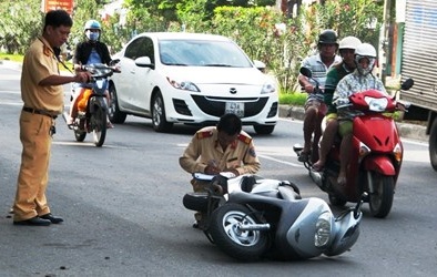 Cảnh sát trật tự đạp người dân ngã lăn xuống đường?