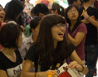 Ngày hội ôm quốc tế cuốn hút các bạn trẻ Việt Nam