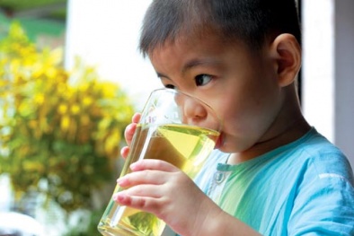  Nước tăng lực chứa caffeine dễ gây hại cho trẻ