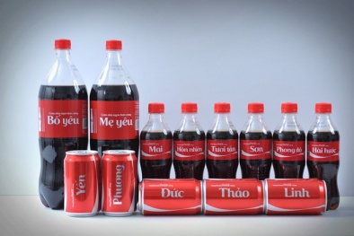 Nhìn lại tên chế độc in trên vỏ lon Coca-Cola 