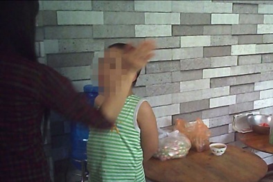 Phẫn nộ chăm sóc trẻ tự kỷ bằng 'bạo lực'