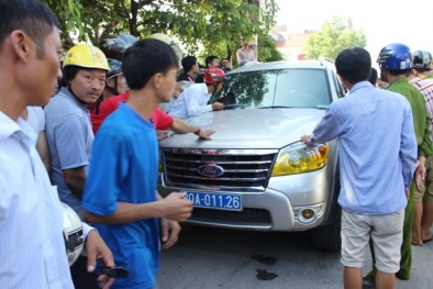 Náo loạn lái xe biển xanh rút dao chém người 