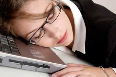 7 cách chống lại cơn buồn ngủ nơi làm việc