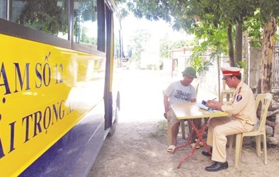 Quan chức bảo kê... 'xe vua'