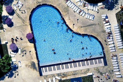 Mê mẩn với bể bơi mang phong cách âm nhạc tuyệt đẹp