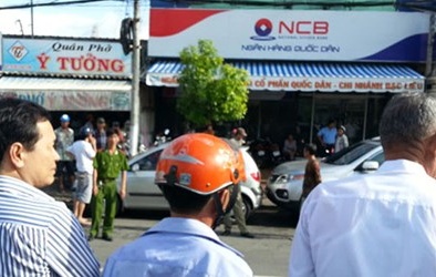 Dân vây chi nhánh Ngân hàng vì Giám đốc bị cắt chức