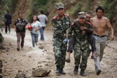 Những hình ảnh thương tâm do vụ động đất kinh hoàng ở Trung Quốc