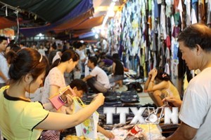 Phát hiện 2 kho chứa hàng giả ở chợ Đồng Xuân