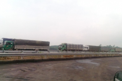 Bắt 8 người bảo kê xe vượt cao tốc Hà Nội - Lào Cai