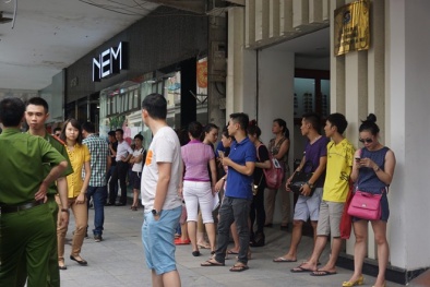 'Phục kích' từ 6h sáng để mua hàng hiệu Gucci thanh lý