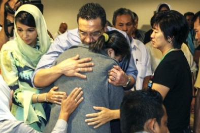 Tin tức mới nhất máy bay mất tích MH370: Vợ nạn nhân sốc vì tài khoản của chồng bị trộm tiền