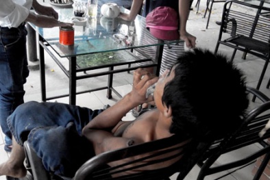 Quậy tưng vì hít “keo chó”!