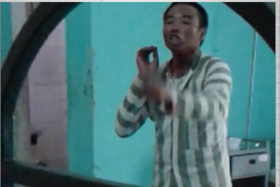 Phạm nhân cứa cổ bạn tù cố thủ hơn một giờ trong bệnh viện