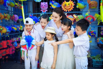 Yến Trang cùng học trò đón trung thu trước giờ lên sóng