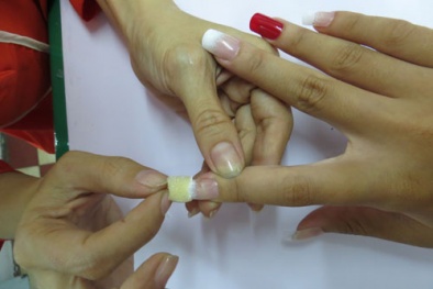Phát hiện keo gắn móng tay giả chứa độc tố