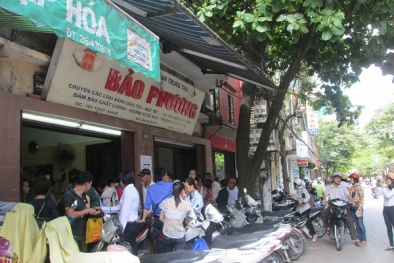 Xếp hàng dài chờ mua bánh trung thu truyền thống