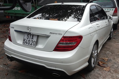 Siêu mẫu Thanh Hằng mở cửa xe hơi gây tai nạn?