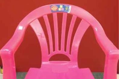 Thu hồi ghế nhựa Trung Quốc dễ gây ngã