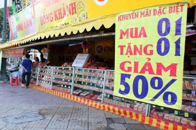 Bánh trung thu treo bảng mua 1 tặng 1 trước Rằm 2 tuần